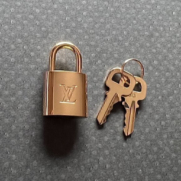 New LV Louis Vuitton Gold-Tone Lock with 18" Curb Chain Necklace - Picture 2 of 3